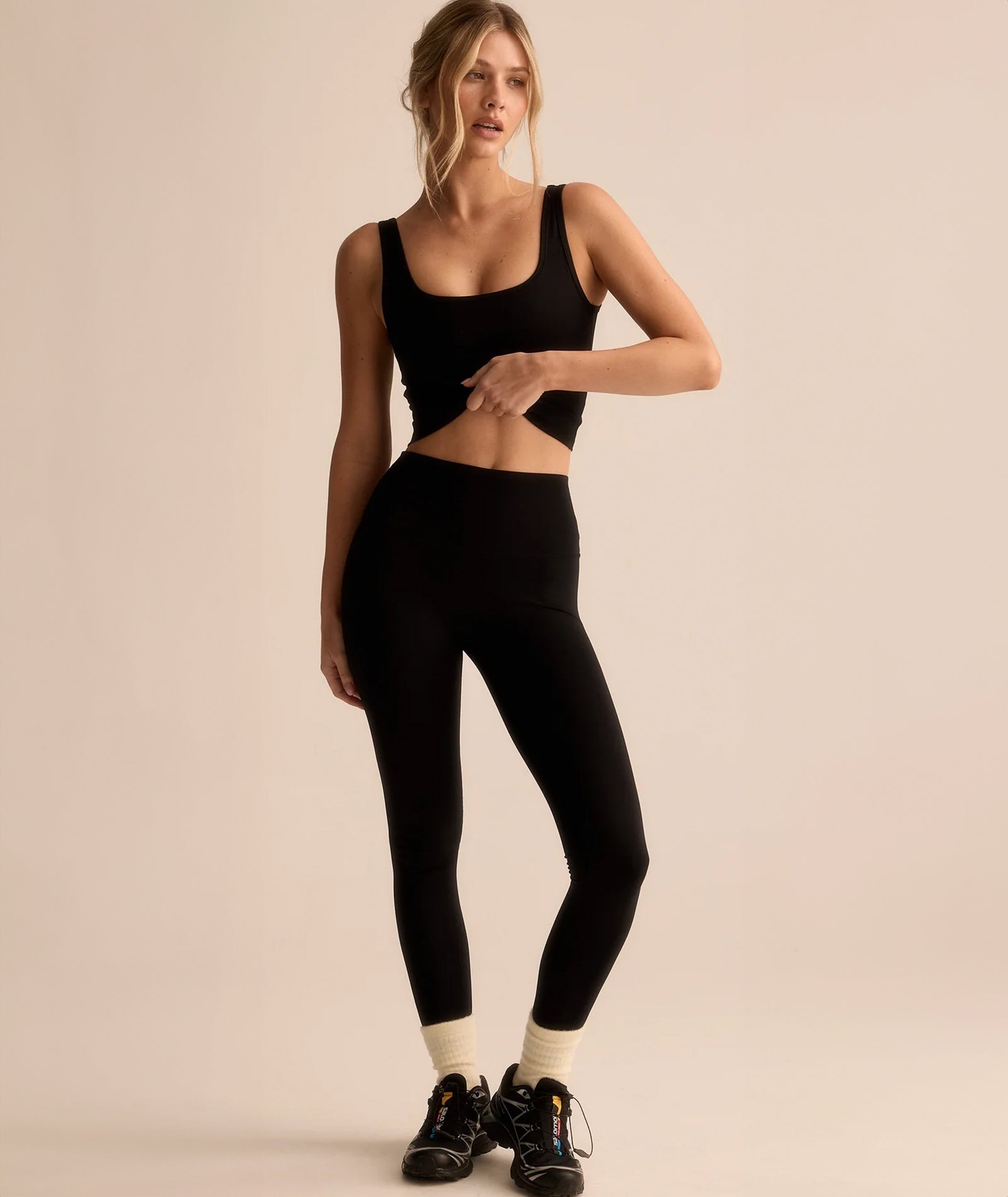 CROPPED TANK - BLACK
